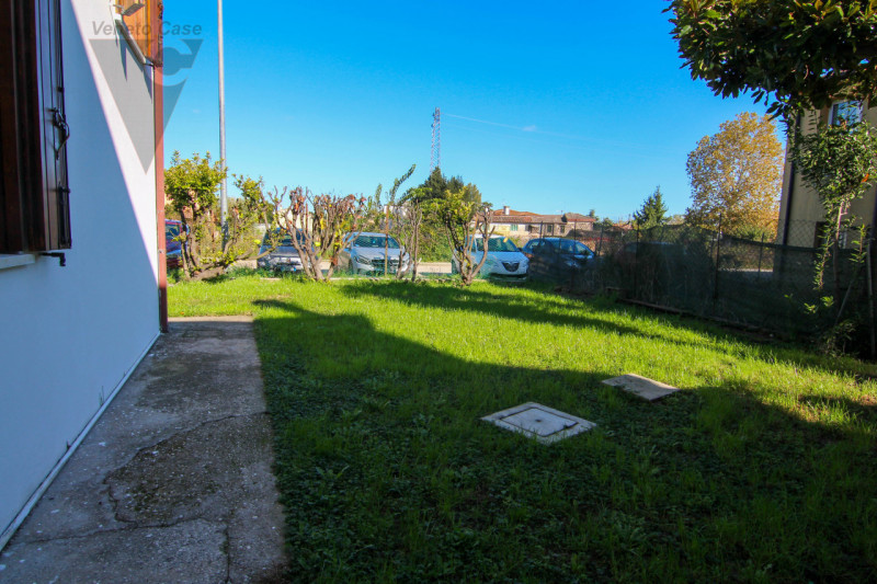 Nel centro di Pontelongo proponiamo in vendita una casa singola comoda ai principali servizi, ide...