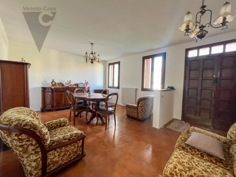 Nel centro di Pontelongo proponiamo in vendita una casa singola comoda ai principali servizi, ide...