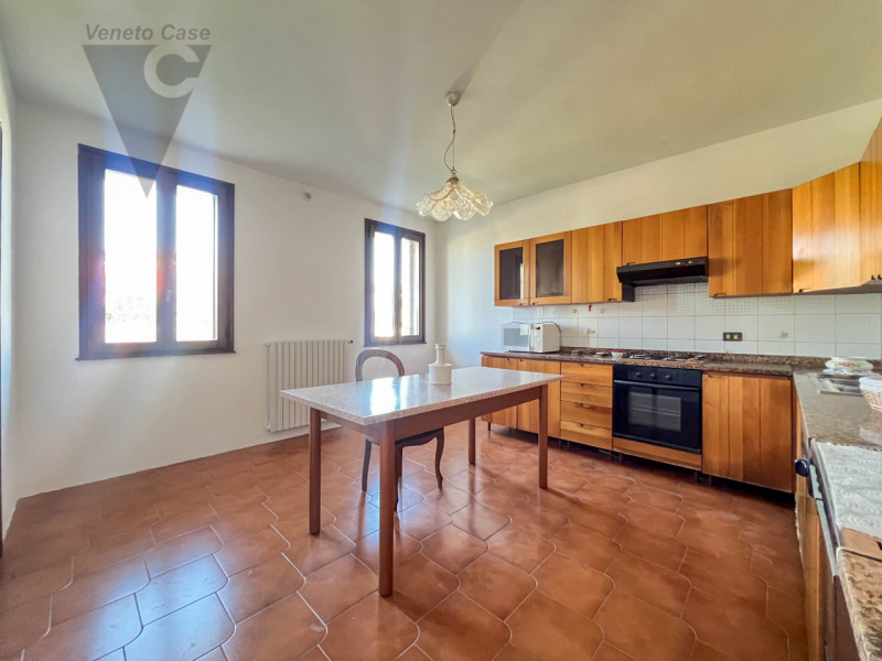 Nel centro di Pontelongo proponiamo in vendita una casa singola comoda ai principali servizi, ide...