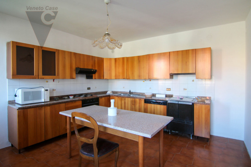 Nel centro di Pontelongo proponiamo in vendita una casa singola comoda ai principali servizi, ide...