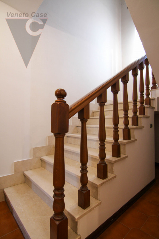 Nel centro di Pontelongo proponiamo in vendita una casa singola comoda ai principali servizi, ide...