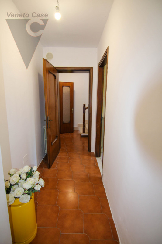 Nel centro di Pontelongo proponiamo in vendita una casa singola comoda ai principali servizi, ide...