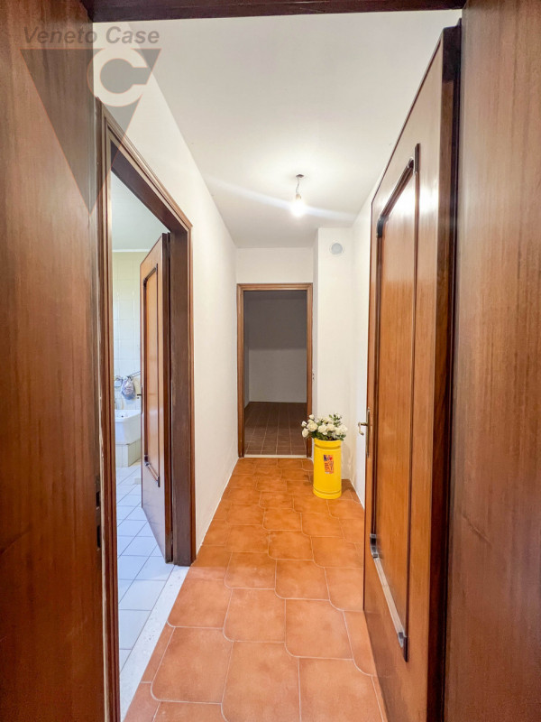 Nel centro di Pontelongo proponiamo in vendita una casa singola comoda ai principali servizi, ide...