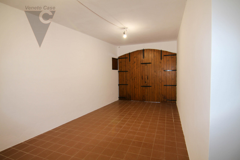 Nel centro di Pontelongo proponiamo in vendita una casa singola comoda ai principali servizi, ide...