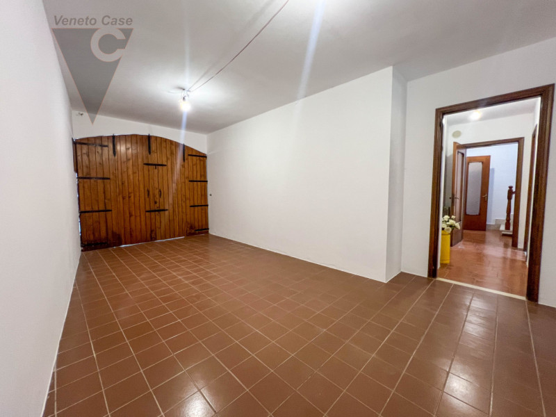 Nel centro di Pontelongo proponiamo in vendita una casa singola comoda ai principali servizi, ide...