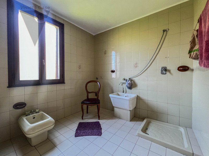 Nel centro di Pontelongo proponiamo in vendita una casa singola comoda ai principali servizi, ide...