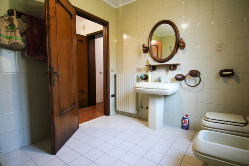 Nel centro di Pontelongo proponiamo in vendita una casa singola comoda ai principali servizi, ide...