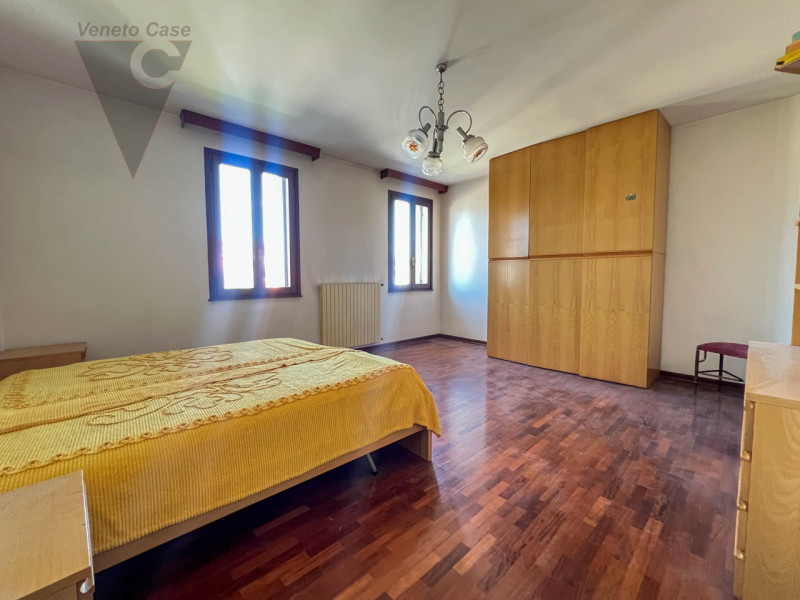 Nel centro di Pontelongo proponiamo in vendita una casa singola comoda ai principali servizi, ide...