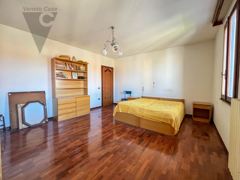 Nel centro di Pontelongo proponiamo in vendita una casa singola comoda ai principali servizi, ide...