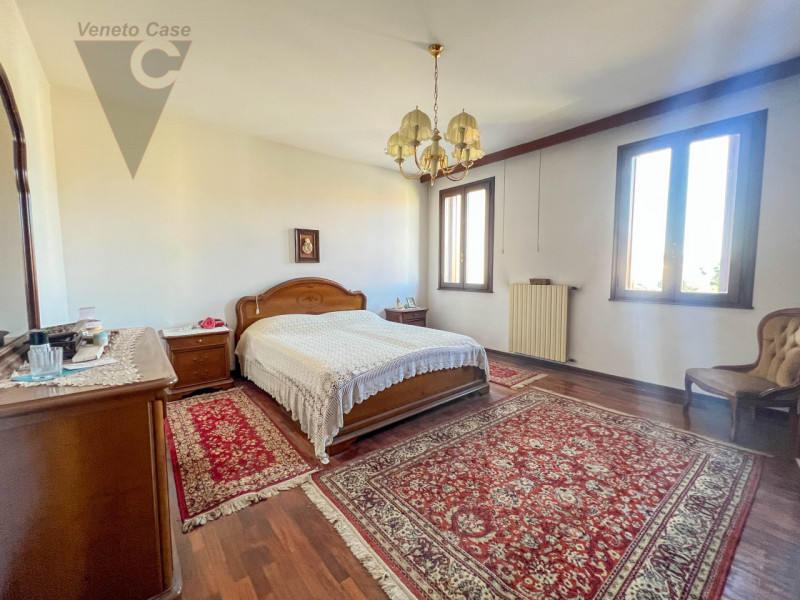 Nel centro di Pontelongo proponiamo in vendita una casa singola comoda ai principali servizi, ide...