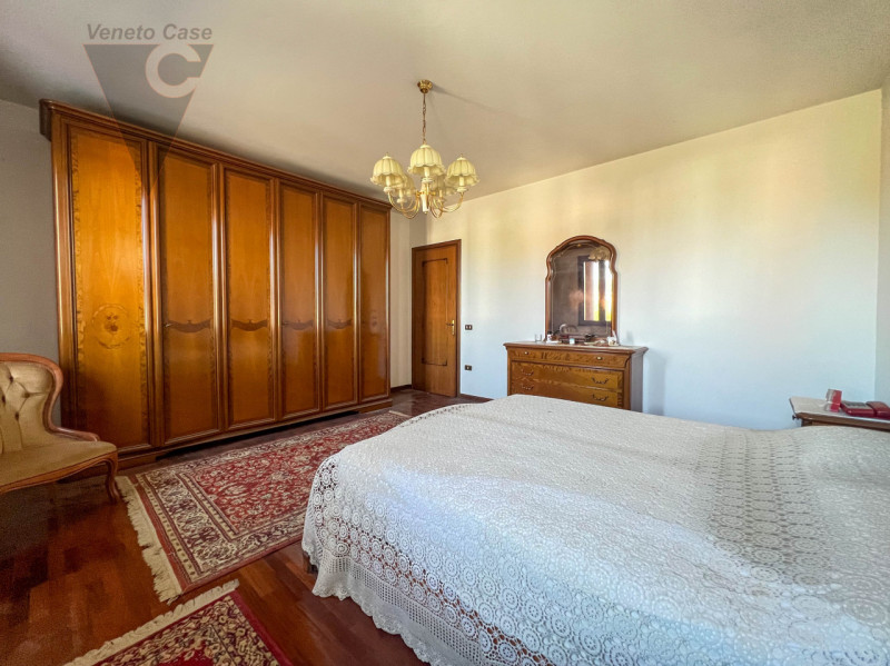 Nel centro di Pontelongo proponiamo in vendita una casa singola comoda ai principali servizi, ide...