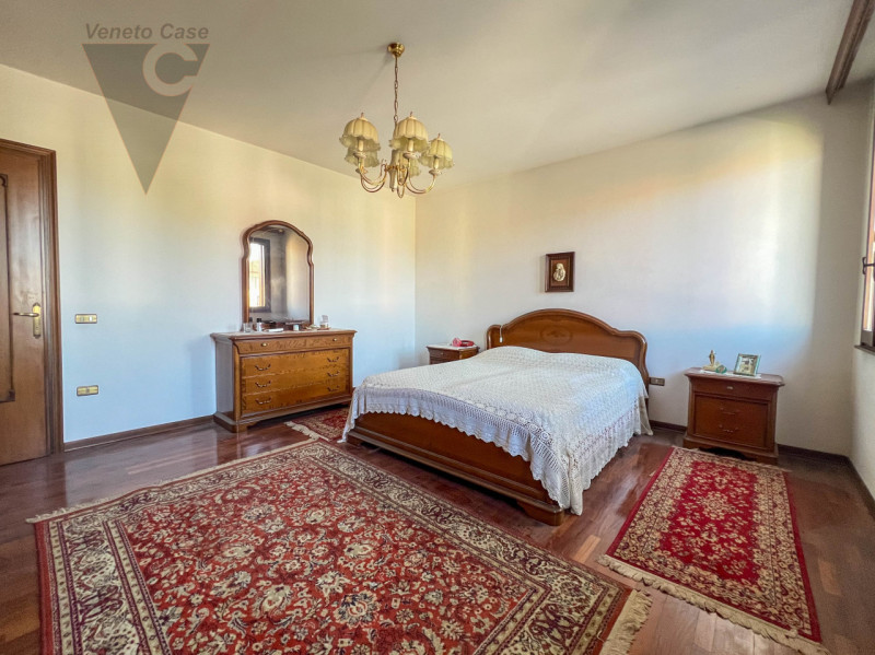 Nel centro di Pontelongo proponiamo in vendita una casa singola comoda ai principali servizi, ide...