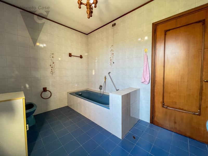 Nel centro di Pontelongo proponiamo in vendita una casa singola comoda ai principali servizi, ide...