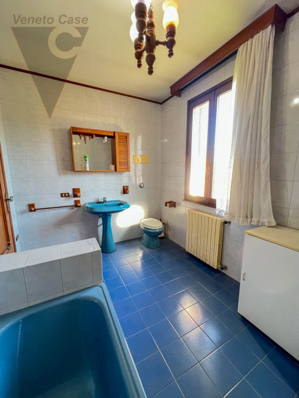 Nel centro di Pontelongo proponiamo in vendita una casa singola comoda ai principali servizi, ide...