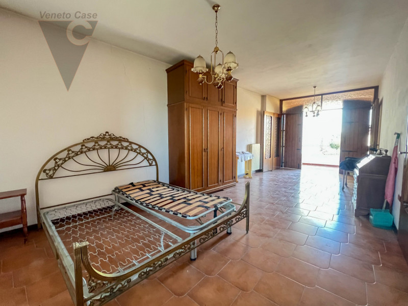 Nel centro di Pontelongo proponiamo in vendita una casa singola comoda ai principali servizi, ide...