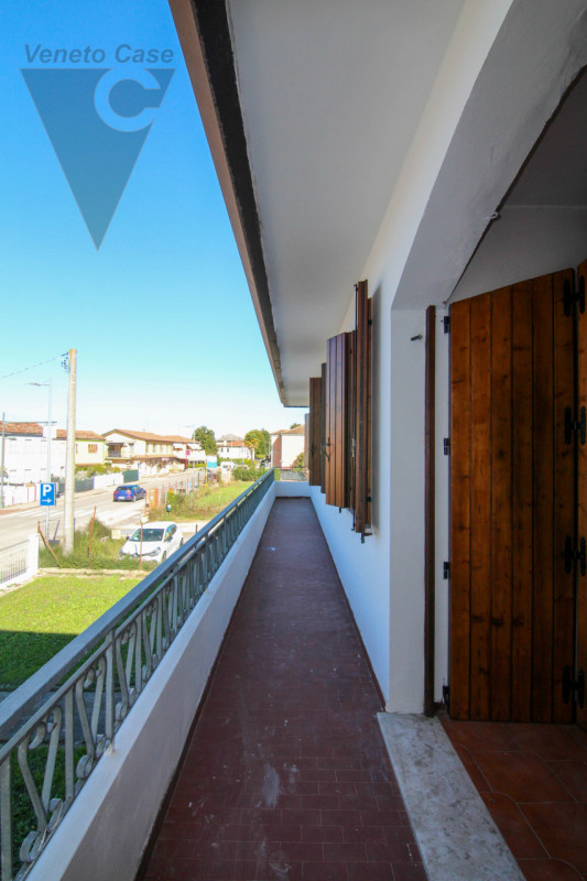 Nel centro di Pontelongo proponiamo in vendita una casa singola comoda ai principali servizi, ide...