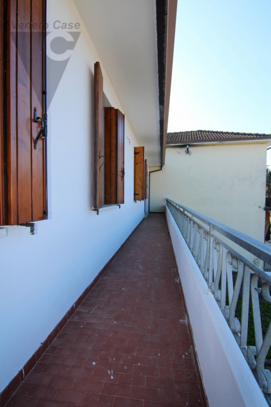 Nel centro di Pontelongo proponiamo in vendita una casa singola comoda ai principali servizi, ide...