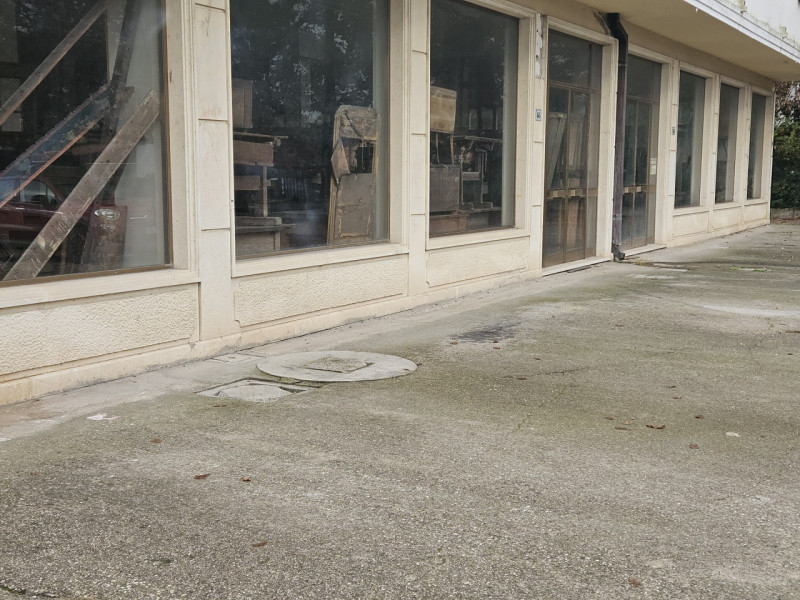 Se stai cercando un ampio locale commerciale per la tua attività, non perdere questa straordinari...