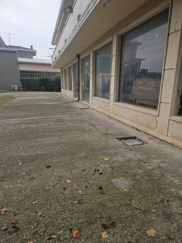 Se stai cercando un ampio locale commerciale per la tua attività, non perdere questa straordinari...