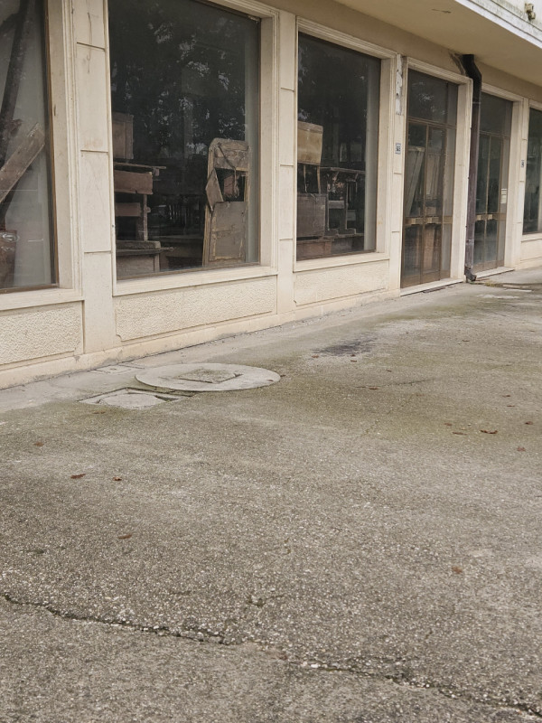 Se stai cercando un ampio locale commerciale per la tua attività, non perdere questa straordinari...