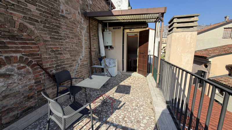 PADOVA - Centro storico ZONA DUOMO - GHETTO

Appartamento mansardato LUMINOSO E PANORAMICO sito a...