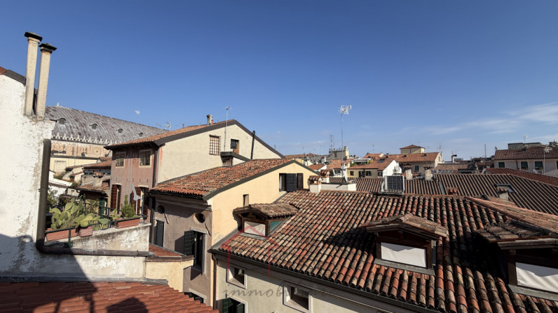 PADOVA - Centro storico ZONA DUOMO - GHETTO

Appartamento mansardato LUMINOSO E PANORAMICO sito a...