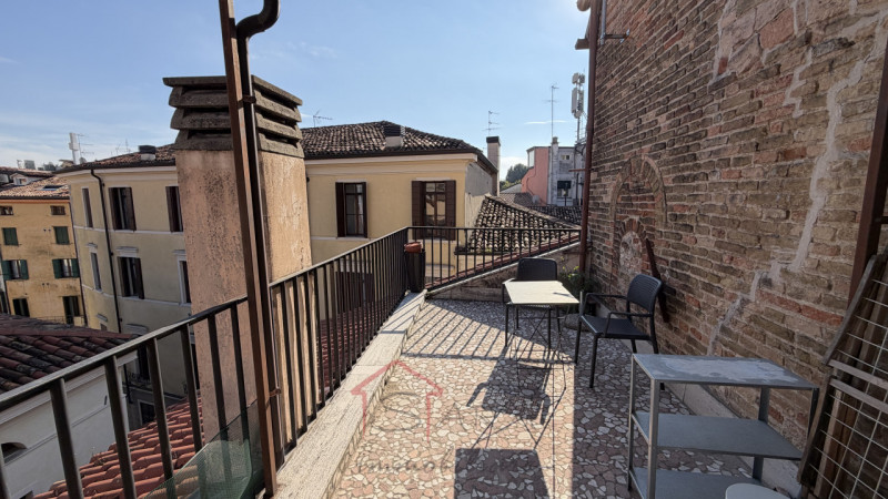 PADOVA - Centro storico ZONA DUOMO - GHETTO

Appartamento mansardato LUMINOSO E PANORAMICO sito a...