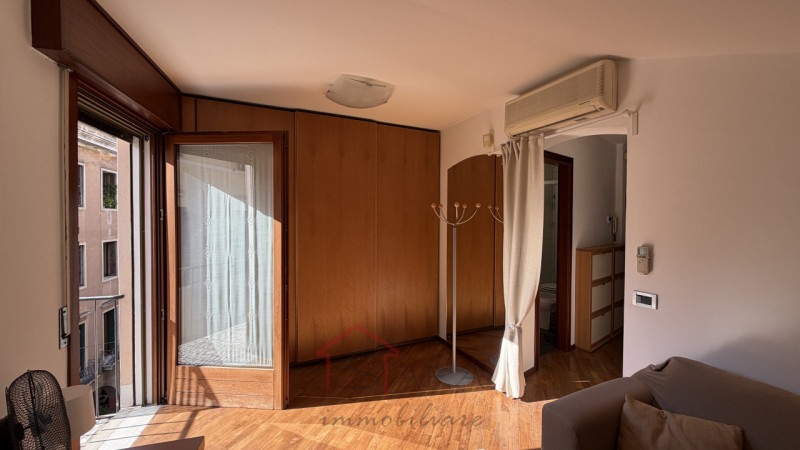 PADOVA - Centro storico ZONA DUOMO - GHETTO

Appartamento mansardato LUMINOSO E PANORAMICO sito a...