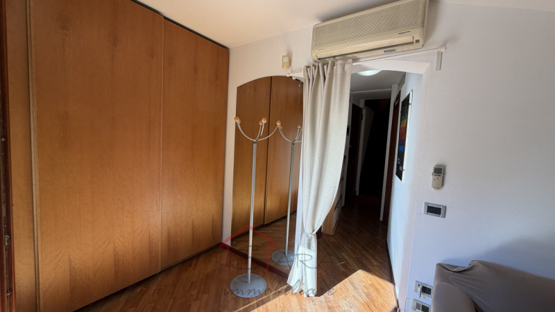 PADOVA - Centro storico ZONA DUOMO - GHETTO

Appartamento mansardato LUMINOSO E PANORAMICO sito a...