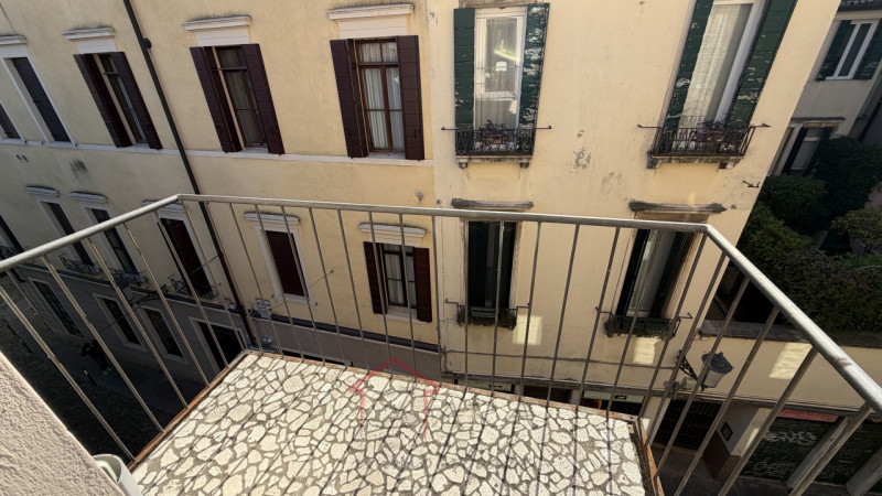 PADOVA - Centro storico ZONA DUOMO - GHETTO

Appartamento mansardato LUMINOSO E PANORAMICO sito a...