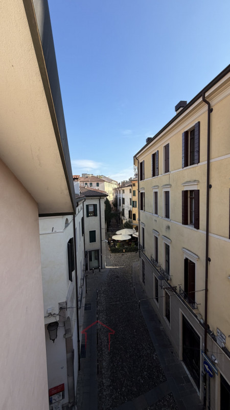PADOVA - Centro storico ZONA DUOMO - GHETTO

Appartamento mansardato LUMINOSO E PANORAMICO sito a...