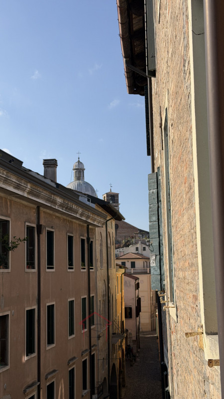 PADOVA - Centro storico ZONA DUOMO - GHETTO

Appartamento mansardato LUMINOSO E PANORAMICO sito a...