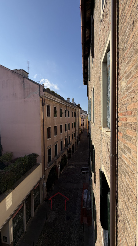 PADOVA - Centro storico ZONA DUOMO - GHETTO

Appartamento mansardato LUMINOSO E PANORAMICO sito a...