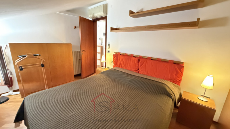 PADOVA - Centro storico ZONA DUOMO - GHETTO

Appartamento mansardato LUMINOSO E PANORAMICO sito a...