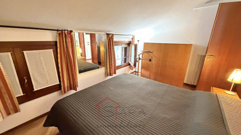 PADOVA - Centro storico ZONA DUOMO - GHETTO

Appartamento mansardato LUMINOSO E PANORAMICO sito a...