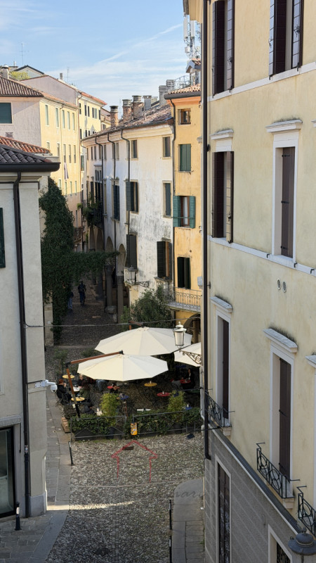 PADOVA - Centro storico ZONA DUOMO - GHETTO

Appartamento mansardato LUMINOSO E PANORAMICO sito a...