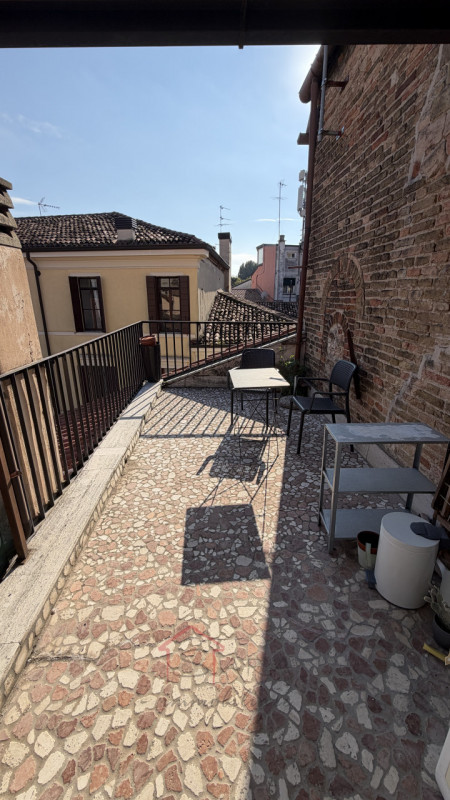 PADOVA - Centro storico ZONA DUOMO - GHETTO

Appartamento mansardato LUMINOSO E PANORAMICO sito a...