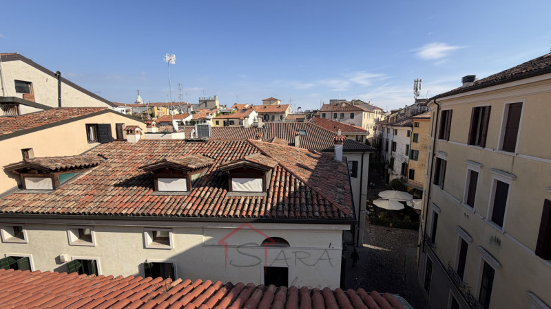 PADOVA - Centro storico ZONA DUOMO - GHETTO

Appartamento mansardato LUMINOSO E PANORAMICO sito a...