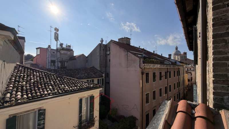 PADOVA - Centro storico ZONA DUOMO - GHETTO

Appartamento mansardato LUMINOSO E PANORAMICO sito a...