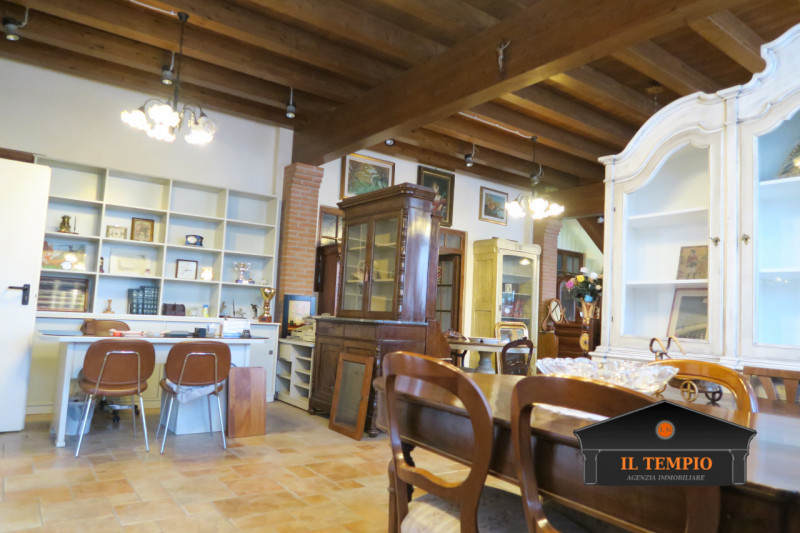 CAPANNONE - LABORATORIO 

Show room e laboratorio 

Zona spogliatoi con servizi igienici

Riposti...