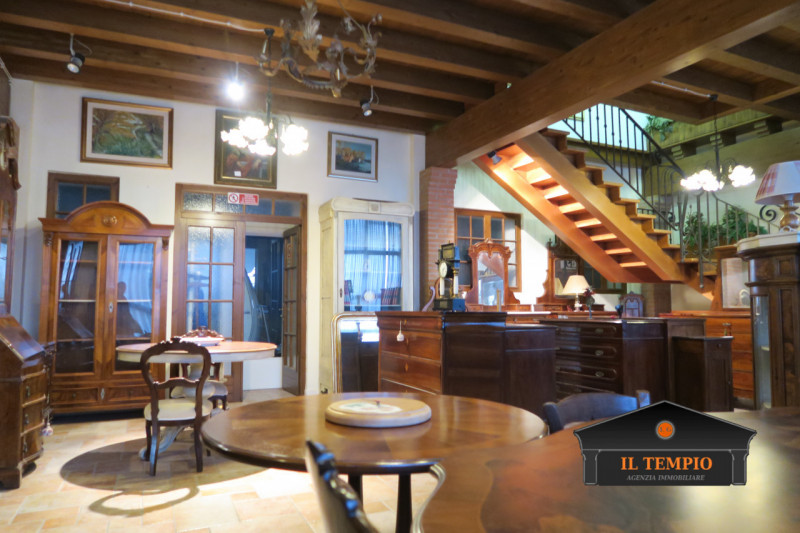 CAPANNONE - LABORATORIO 

Show room e laboratorio 

Zona spogliatoi con servizi igienici

Riposti...