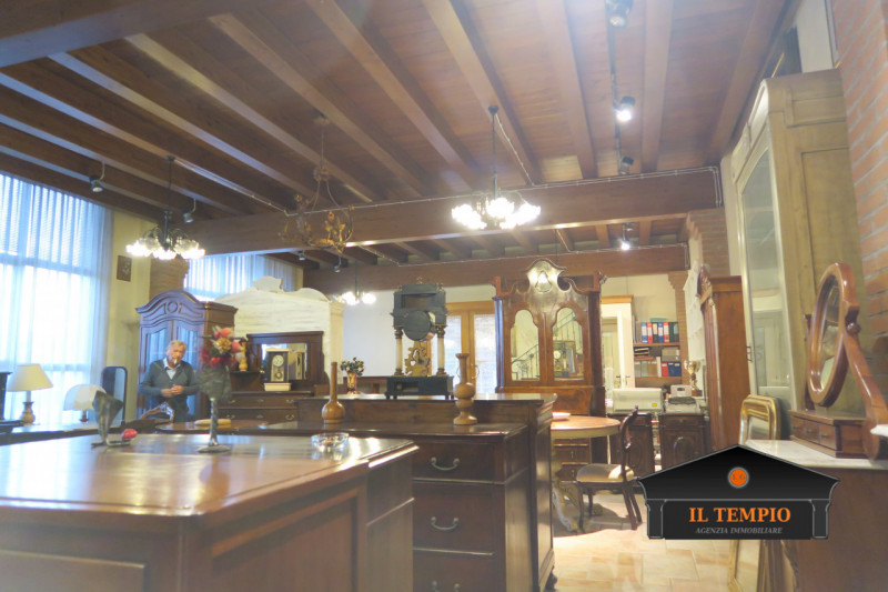 CAPANNONE - LABORATORIO 

Show room e laboratorio 

Zona spogliatoi con servizi igienici

Riposti...