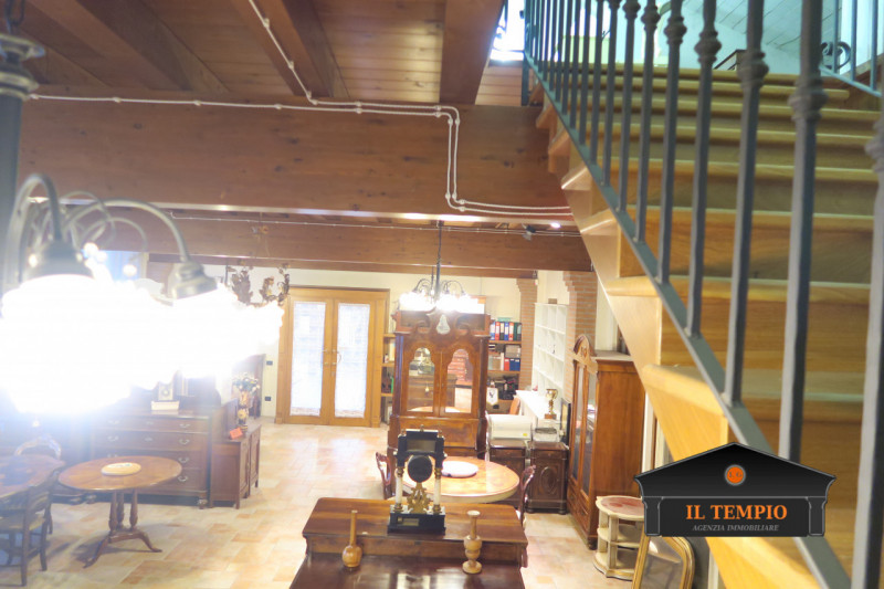 CAPANNONE - LABORATORIO 

Show room e laboratorio 

Zona spogliatoi con servizi igienici

Riposti...