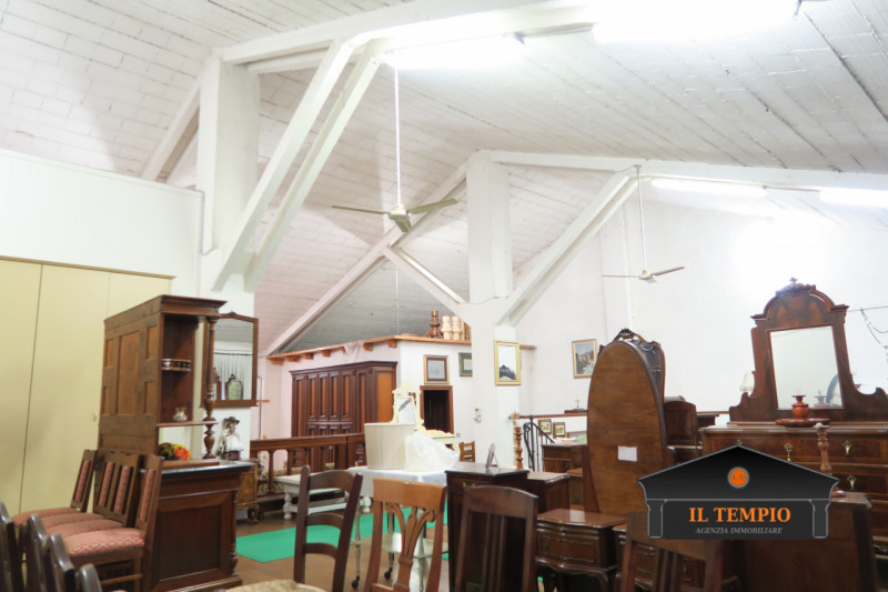 CAPANNONE - LABORATORIO 

Show room e laboratorio 

Zona spogliatoi con servizi igienici

Riposti...