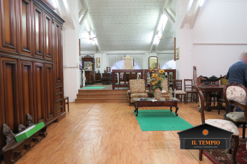 CAPANNONE - LABORATORIO 

Show room e laboratorio 

Zona spogliatoi con servizi igienici

Riposti...