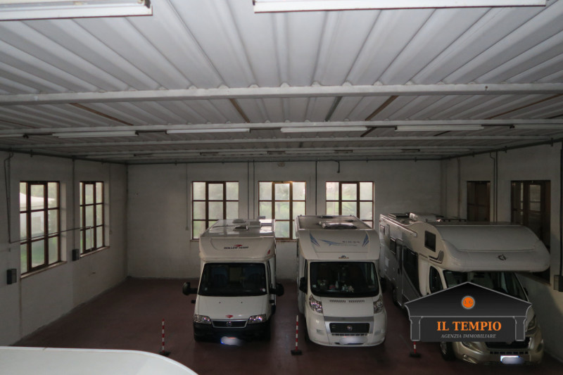 CAPANNONE - LABORATORIO 

Show room e laboratorio 

Zona spogliatoi con servizi igienici

Riposti...