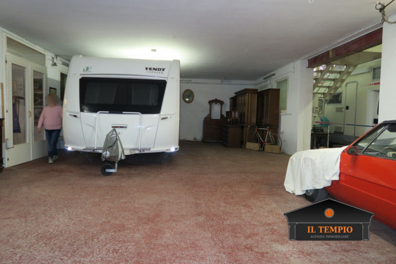 CAPANNONE - LABORATORIO 

Show room e laboratorio 

Zona spogliatoi con servizi igienici

Riposti...