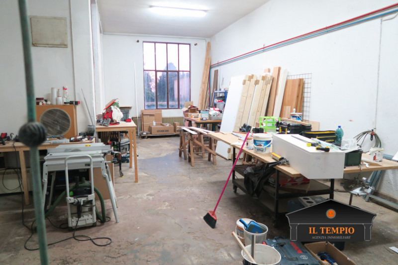 CAPANNONE - LABORATORIO 

Show room e laboratorio 

Zona spogliatoi con servizi igienici

Riposti...