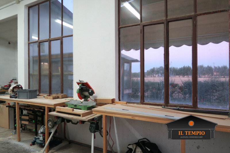 CAPANNONE - LABORATORIO 

Show room e laboratorio 

Zona spogliatoi con servizi igienici

Riposti...