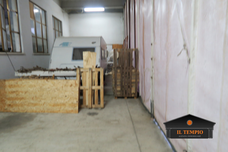 CAPANNONE - LABORATORIO 

Show room e laboratorio 

Zona spogliatoi con servizi igienici

Riposti...